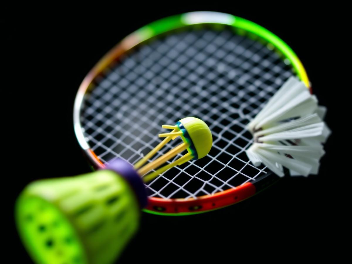 Shuttlecock striking racket strings